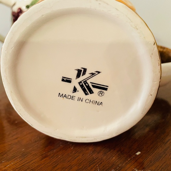 Set of three hand-painted ceramic mugs with raised fruit designs, Vintage mugs - Picture 6 of 6